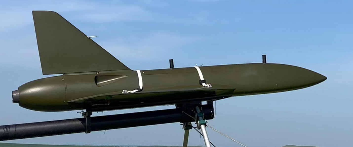 现代化工业厂房外景,蓝白相间建筑风格,宽敞明亮车间环境,整齐排列生产设备,体现企业规模实力